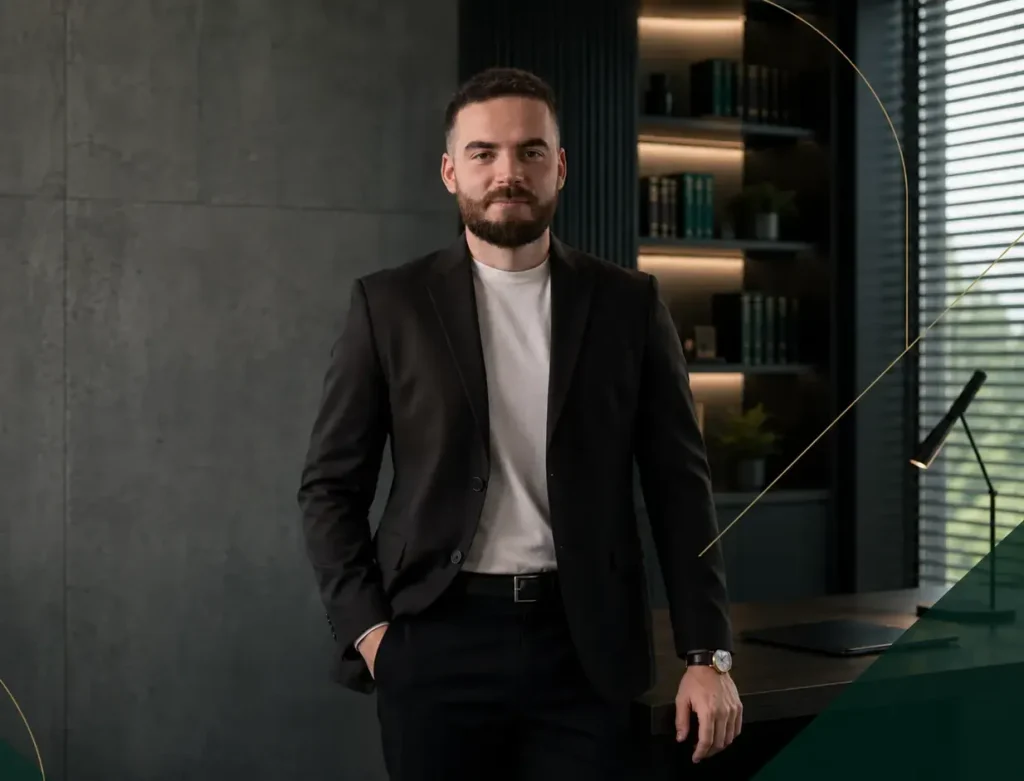 Oskar Manowiecki – adwokat i certyfikowany audytor ISO 27001 w gabinecie kancelarii